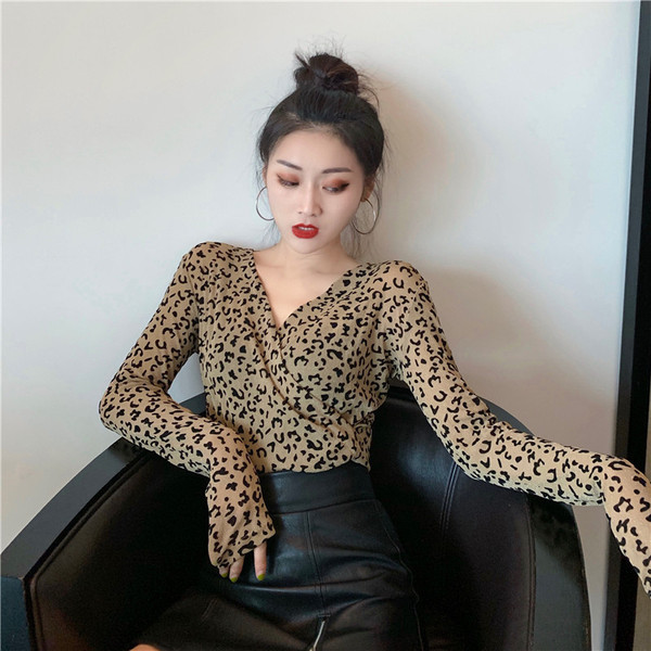 Testhezálló blúz spitz nyakkivágással rózsaszín és barna színben - állatmintás