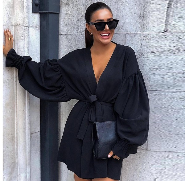 Модерна дамска къса рокля с дълбоко деколте и връзки в черен цвят 