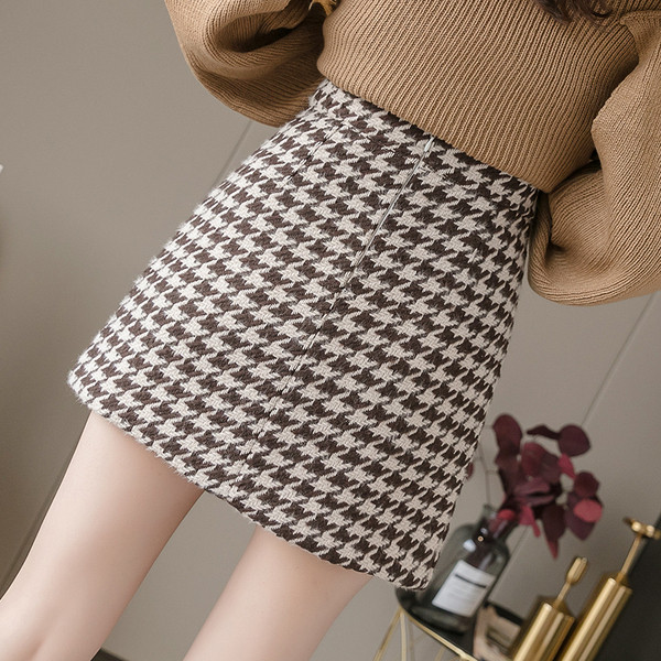 Aktuális női kockás szoknya magas derékkal, barna és fekete színben