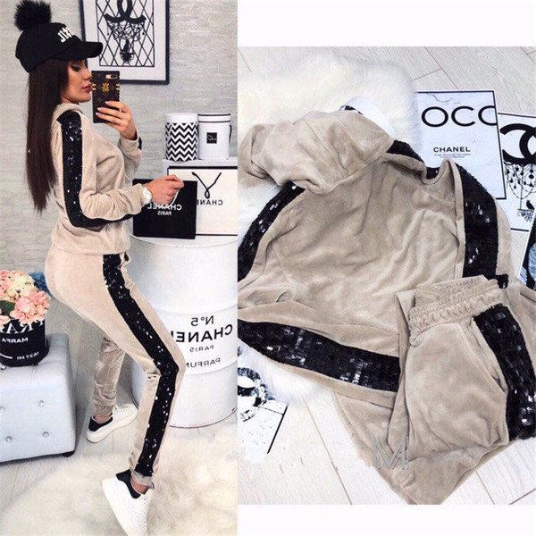 Модерен дамски комплект от две части с качулка и пайети в три цвята