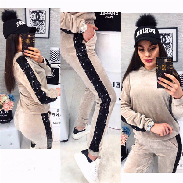 Модерен дамски комплект от две части с качулка и пайети в три цвята