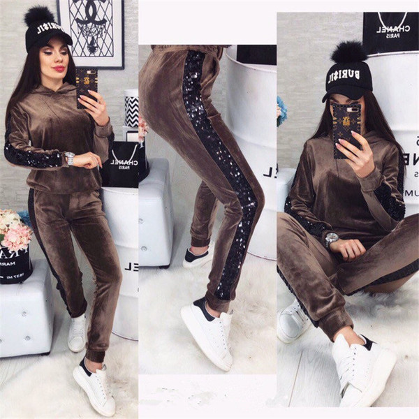 Модерен дамски комплект от две части с качулка и пайети в три цвята