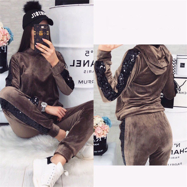 Модерен дамски комплект от две части с качулка и пайети в три цвята