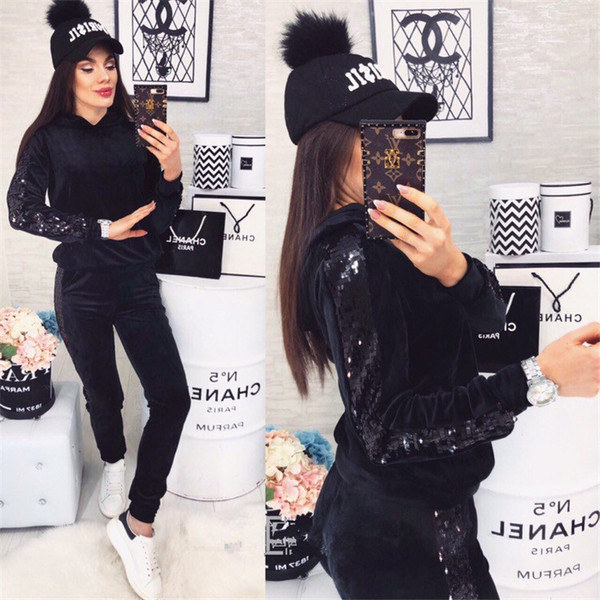 Модерен дамски комплект от две части с качулка и пайети в три цвята