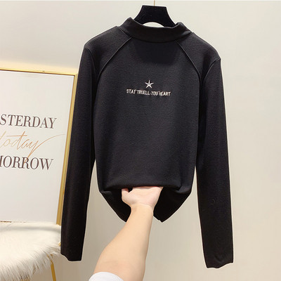 Bluză de damă cu guler jos și inscripție în mai multe culori