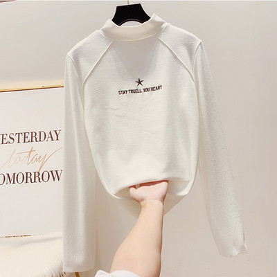 Bluză de damă cu guler jos și inscripție în mai multe culori