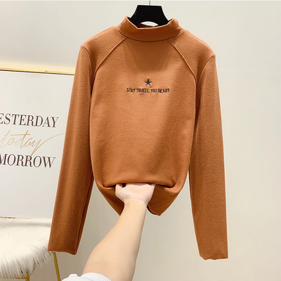 Bluză de damă cu guler jos și inscripție în mai multe culori