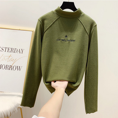 Bluză de damă cu guler jos și inscripție în mai multe culori