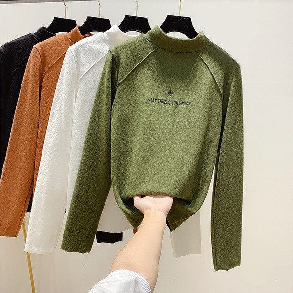 Bluză de damă cu guler jos și inscripție în mai multe culori