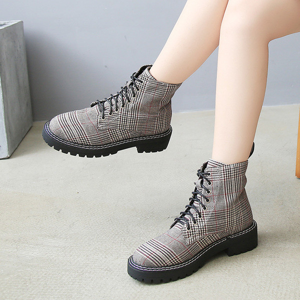 Cizme de dama actuale din piele in doua culori cu sireturi