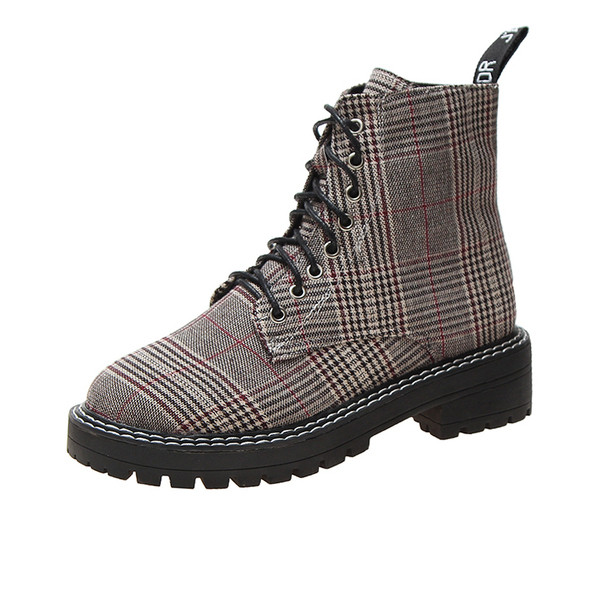 Cizme de dama actuale din piele in doua culori cu sireturi