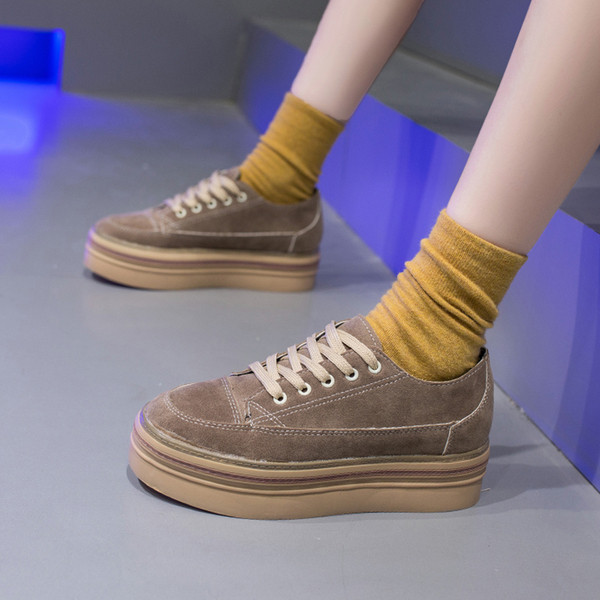 Női alkalmi cipő magas talppal bézs és fekete színben