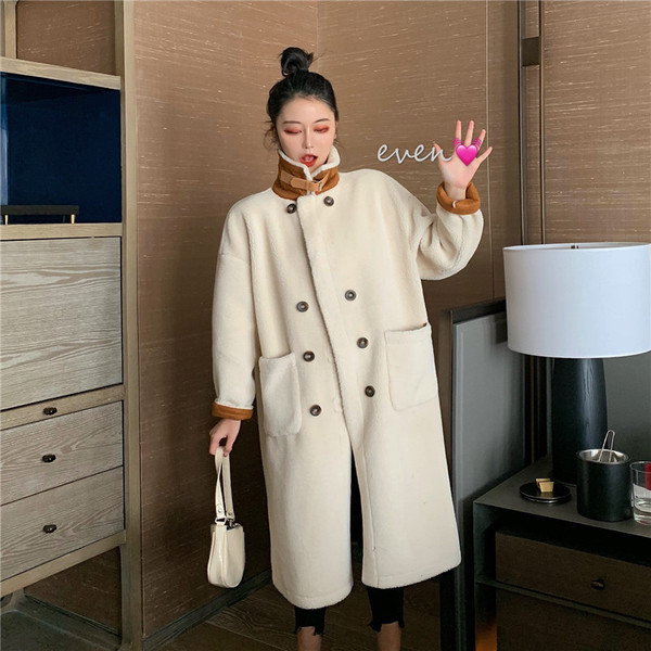 Дълго пухено палто с висока яка в бежов цвят