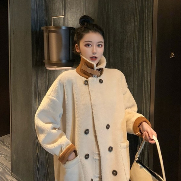 Дълго пухено палто с висока яка в бежов цвят