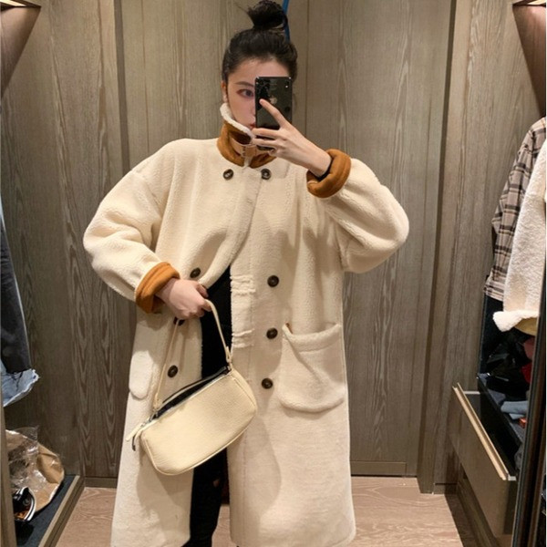 Дълго пухено палто с висока яка в бежов цвят