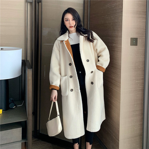 Дълго пухено палто с висока яка в бежов цвят