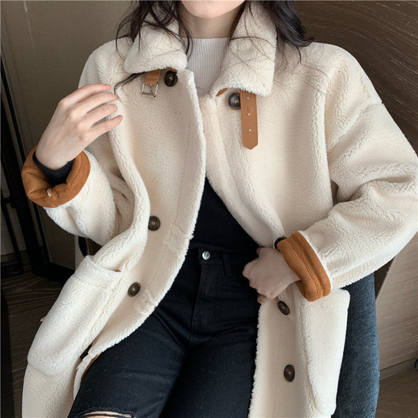 Дълго пухено палто с висока яка в бежов цвят