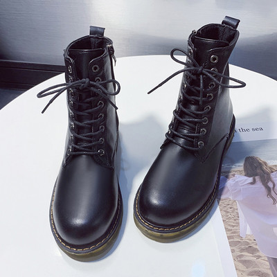 Női alkalmi bőrcsizma fekete fűzővel