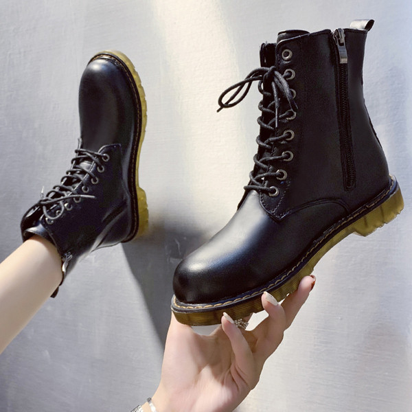 Női alkalmi bőrcsizma fekete fűzővel