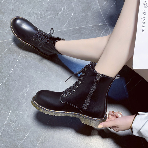 Női alkalmi bőrcsizma fekete fűzővel