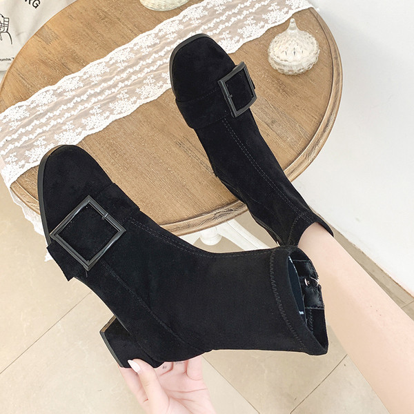 Ghete de dama moderne din piele intoarsa cu catarama metalica de culoare neagra