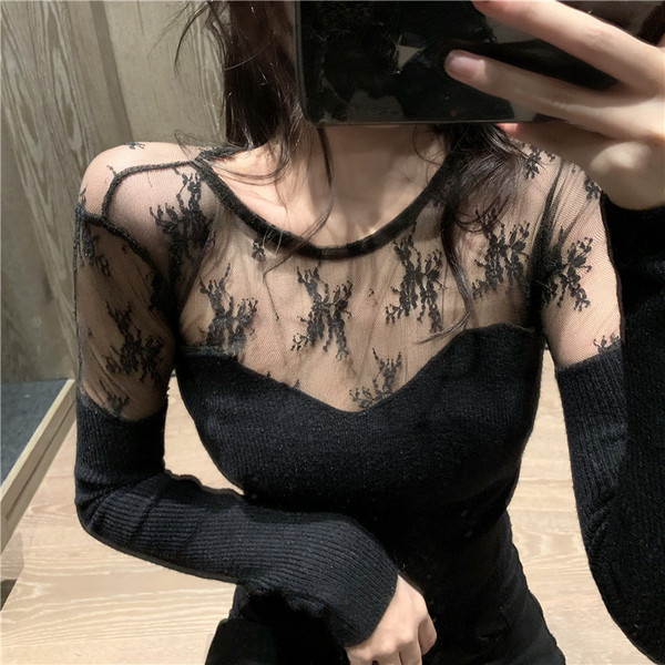 Γυναικεία μπλούζα με δαντέλα σε λευκό και μαύρο χρώμα