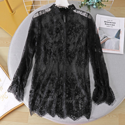 Μοντέρνα γυναικεία δαντελένια μπλούζα σε λευκό και μαύρο χρώμα με ψηλό γιακά