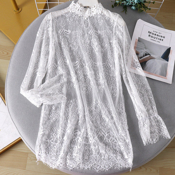 Μοντέρνα γυναικεία δαντελένια μπλούζα σε λευκό και μαύρο χρώμα με ψηλό γιακά