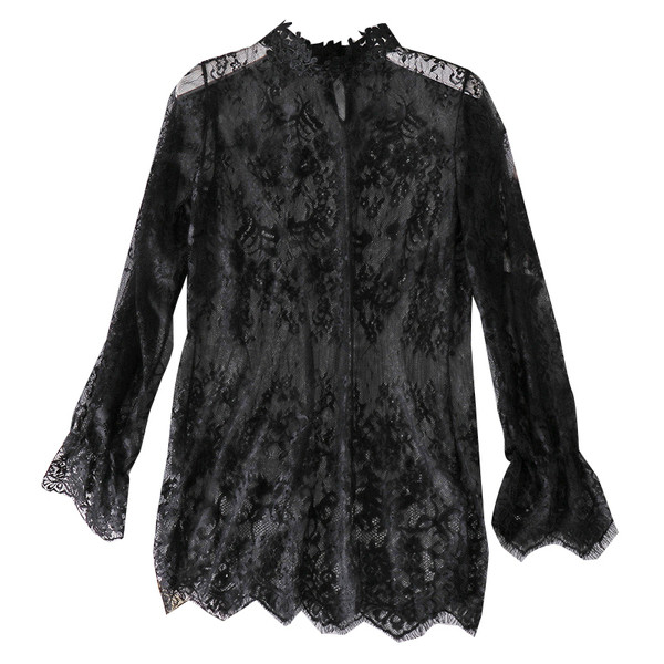 Μοντέρνα γυναικεία δαντελένια μπλούζα σε λευκό και μαύρο χρώμα με ψηλό γιακά