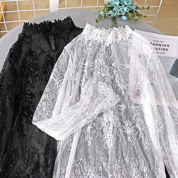 Μοντέρνα γυναικεία δαντελένια μπλούζα σε λευκό και μαύρο χρώμα με ψηλό γιακά