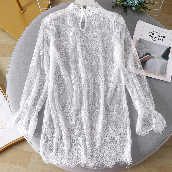 Μοντέρνα γυναικεία δαντελένια μπλούζα σε λευκό και μαύρο χρώμα με ψηλό γιακά