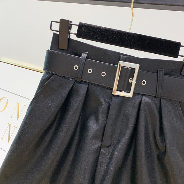 Pantaloni scurți din piele la modă cu curea în negru și maro