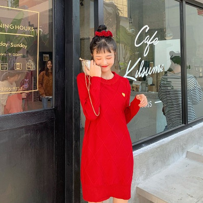 Női kötött ruha ovális nyakkivágással és hímzéssel