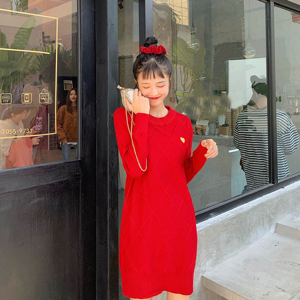 Női kötött ruha ovális nyakkivágással és hímzéssel