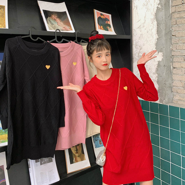 Női kötött ruha ovális nyakkivágással és hímzéssel