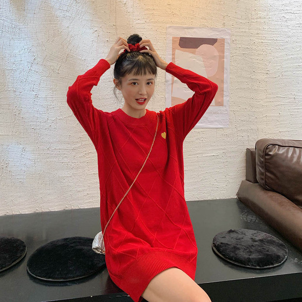 Női kötött ruha ovális nyakkivágással és hímzéssel