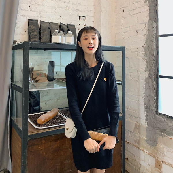 Női kötött ruha ovális nyakkivágással és hímzéssel