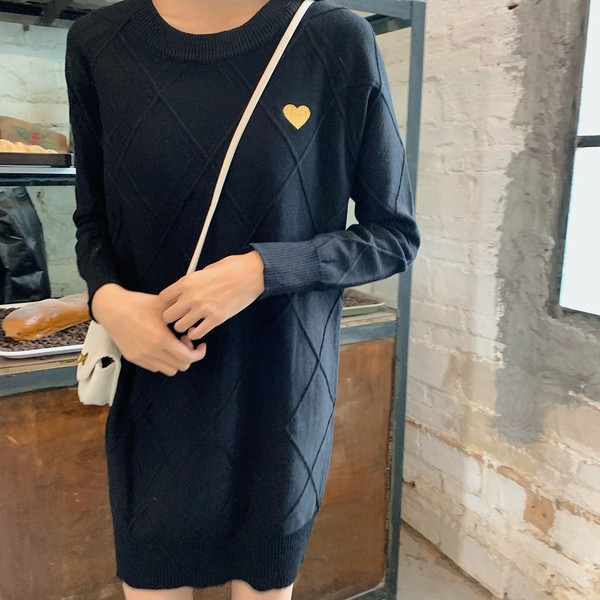 Női kötött ruha ovális nyakkivágással és hímzéssel