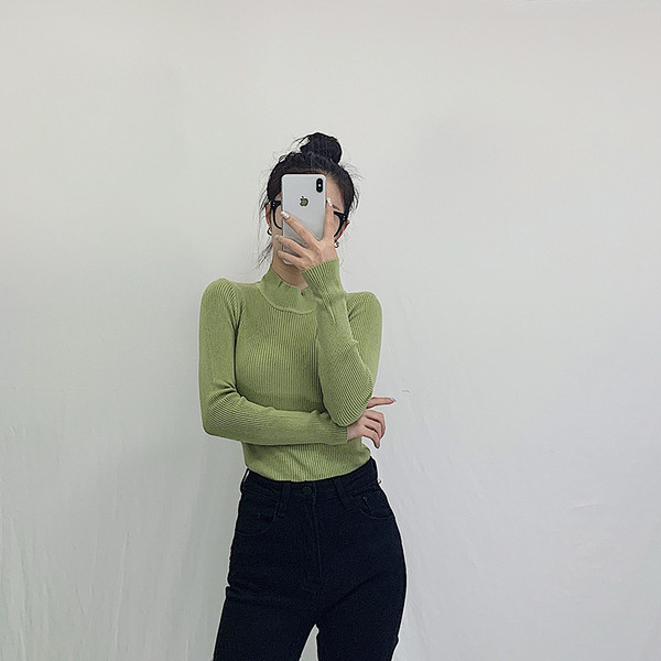 Bluză de damă mulată cu guler înalt în multe culori