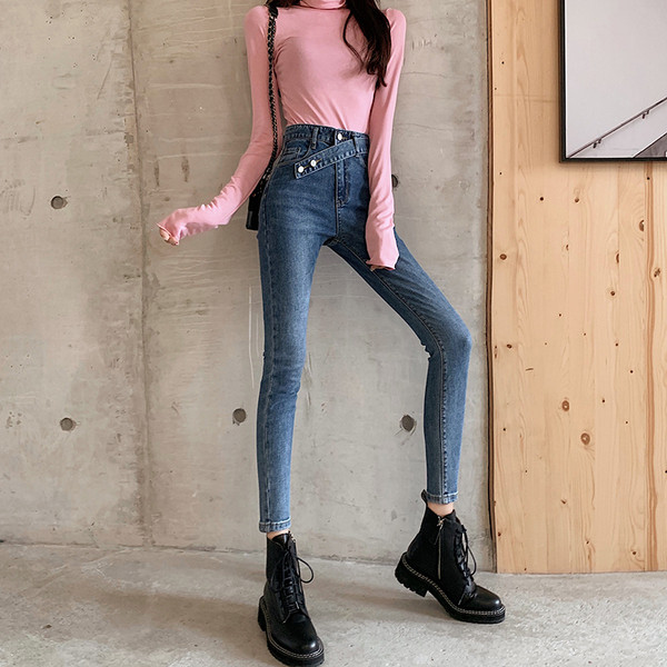 Blugi lungi, de culoare albastră, cu închidere asimetrică