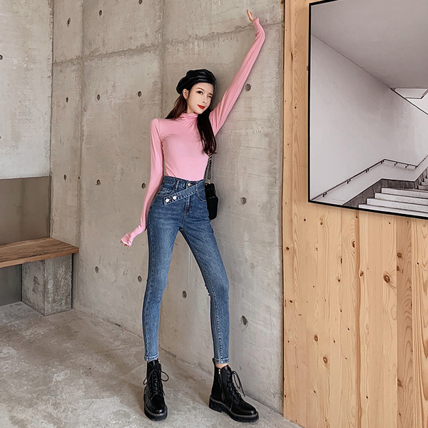 Blugi lungi, de culoare albastră, cu închidere asimetrică