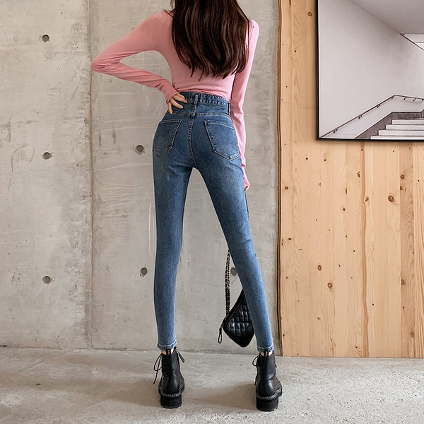 Blugi lungi, de culoare albastră, cu închidere asimetrică