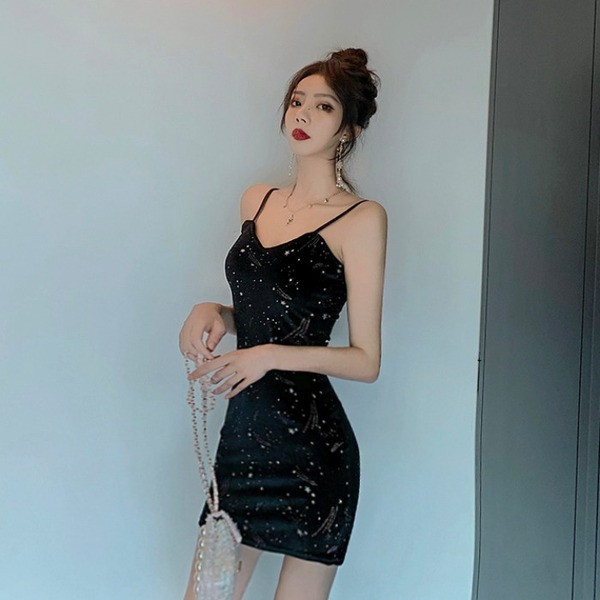 Modern női ruha vékony pántokkal, fekete bársonyból