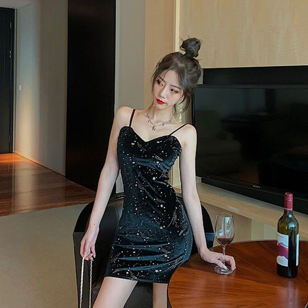 Modern női ruha vékony pántokkal, fekete bársonyból