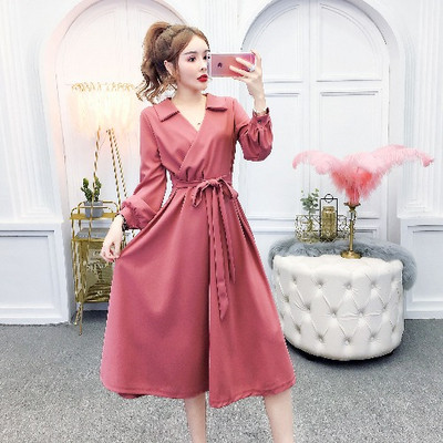 Modern női ruha övvel és spitz nyakkivágással, három színben