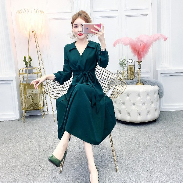 Modern női ruha övvel és spitz nyakkivágással, három színben