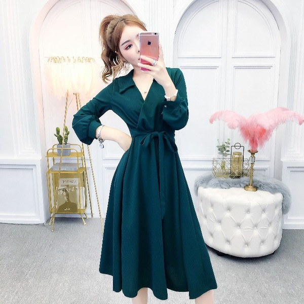 Modern női ruha övvel és spitz nyakkivágással, három színben