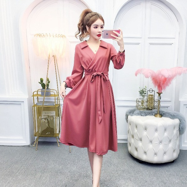 Modern női ruha övvel és spitz nyakkivágással, három színben