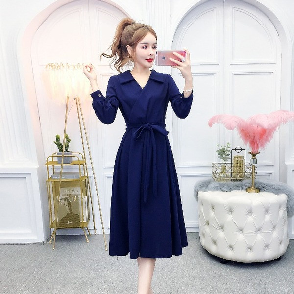 Modern női ruha övvel és spitz nyakkivágással, három színben