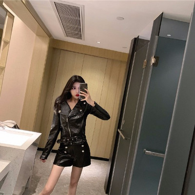 Set jacheta si pantaloni scurti de dama din piele ecologica de culoare neagra